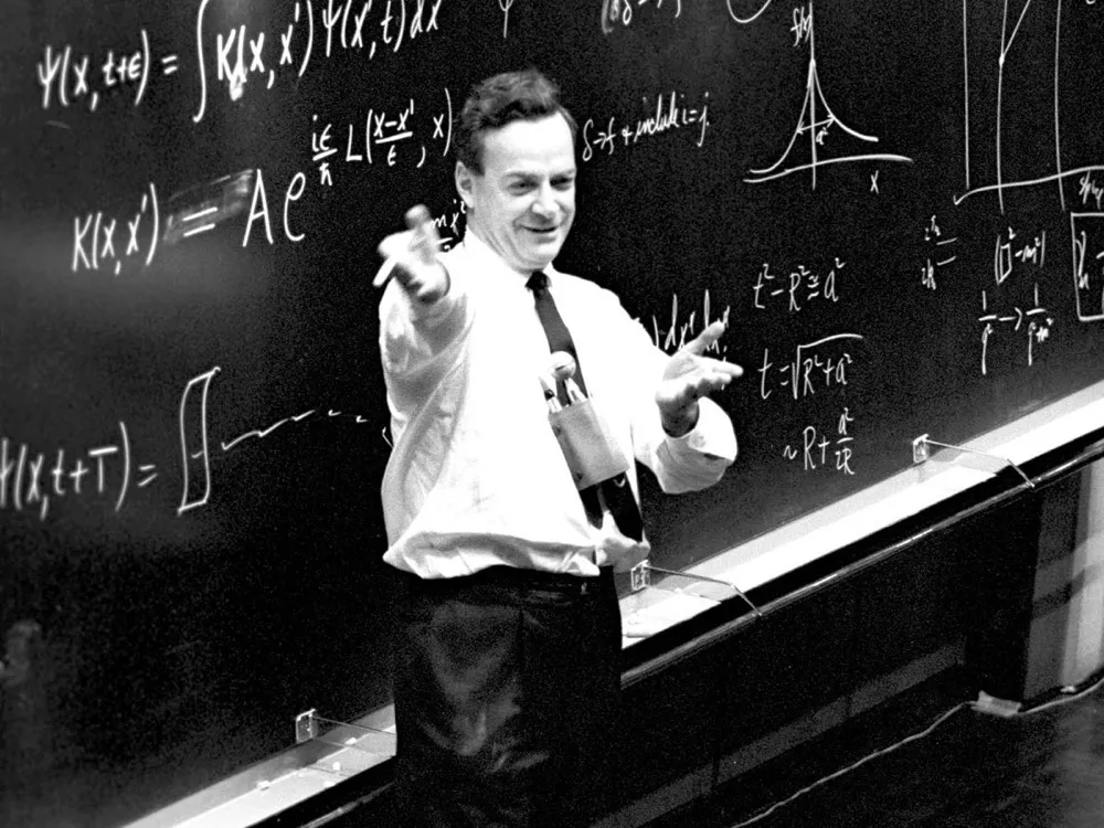 Profesor explicando ecuaciones de física en una pizarra de tiza