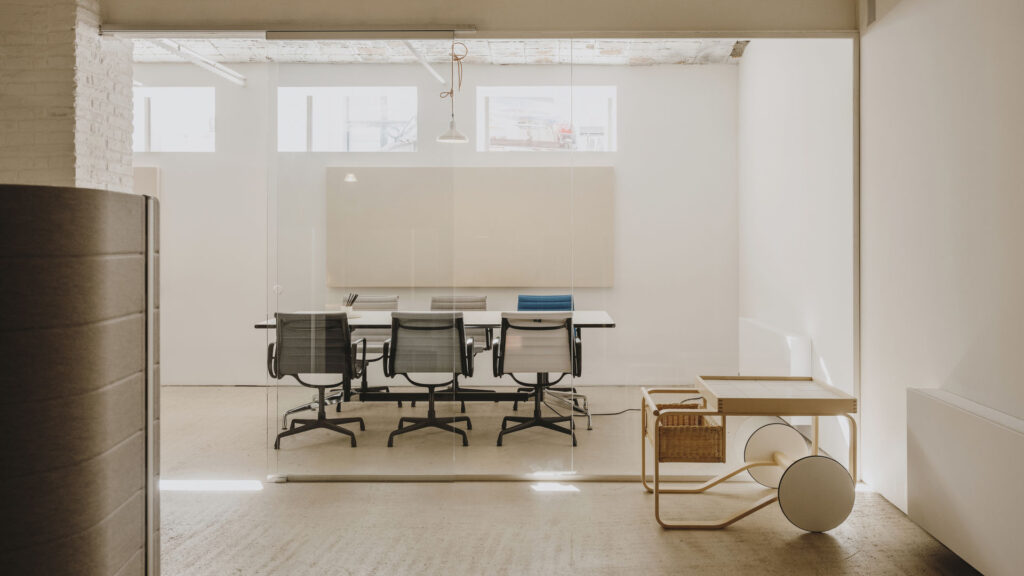 Espacio de trabajo contemporáneo con pizarras y diseño funcional