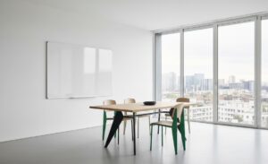 Sala de reuniones con pizarra blanca mural y vista panorámica